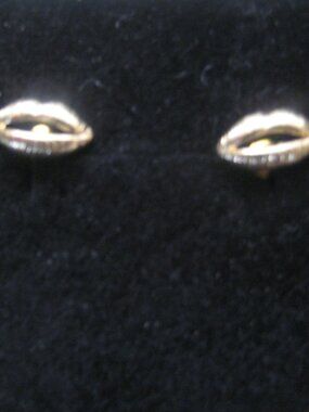Gold lip stud earring